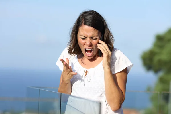 Θυμωμένη Γυναίκα Φωνάζει Καλώντας Στο Τηλέφωνο Ένα Μπαλκόνι Του Ξενοδοχείου — Φωτογραφία Αρχείου