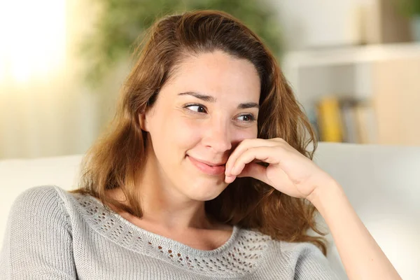 Femme Intelligente Confiante Regarde Côté Assis Sur Canapé Dans Salon — Photo