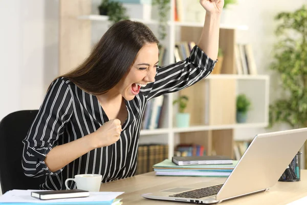 Aufgeregte Unternehmerin Liest Gute Nachrichten Auf Laptop Schreibtisch Homeoffice — Stockfoto