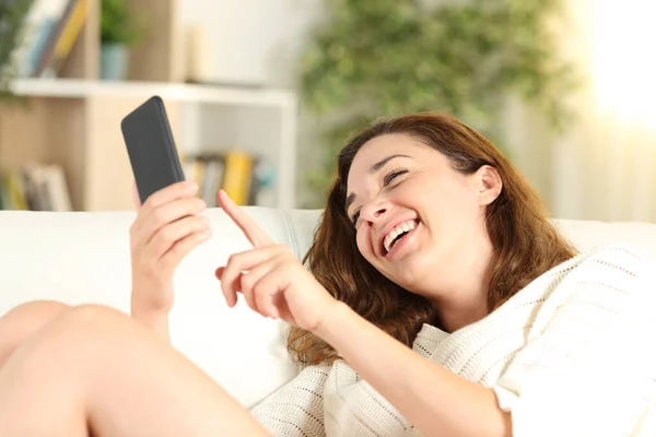 Mutlu Kız Gülüyor Akıllı Telefonu Kontrol Ediyor Oturma Odasındaki Kanepede — Stok fotoğraf