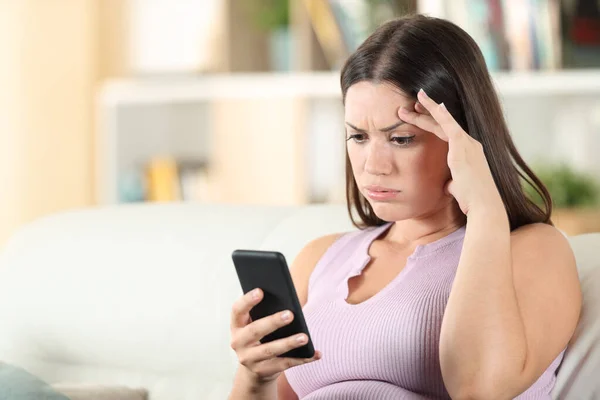 Mujer Frustrada Comprobando Teléfono Inteligente Encontrar Error Sentado Sofá Casa — Foto de Stock