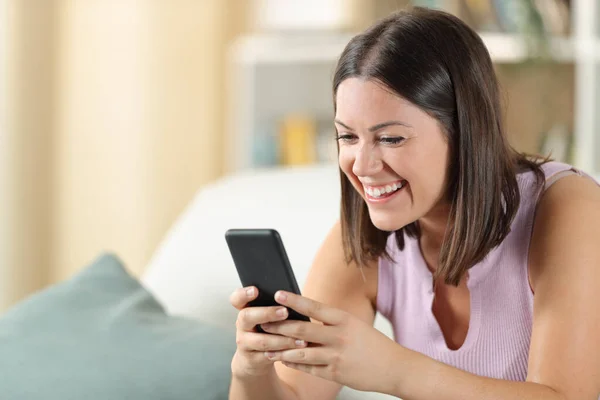Mulher Feliz Usando Telefone Celular Sentado Sofá Sala Estar Casa — Fotografia de Stock