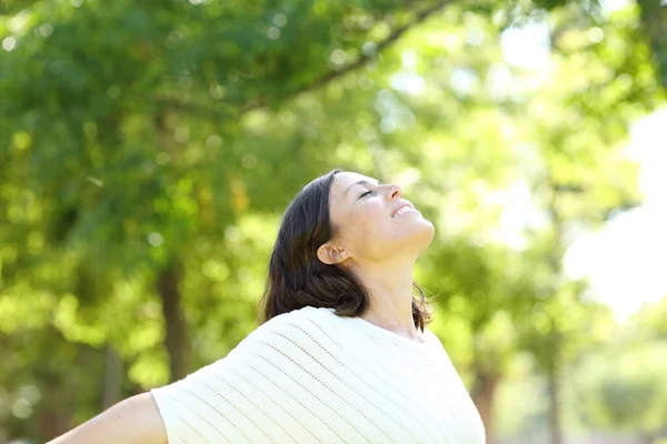 Frau Mittleren Alters Atmet Einem Sonnigen Sommertag Park Stehend Frische — Stockfoto