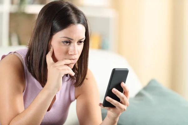 Mulher Pensativa Verificando Conteúdo Telefone Inteligente Sentado Sofá Sala Estar — Fotografia de Stock