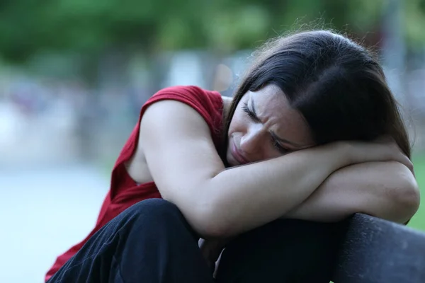 Triste Femme Assise Sur Banc Dans Parc Plaignant Seule — Photo