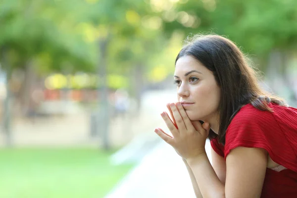 Serieuze Pensive Vrouw Zittend Een Bank Een Park Kijkt Weg — Stockfoto