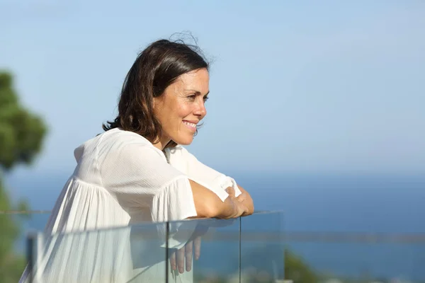 Mujer Adulta Feliz Mirando Hacia Otro Lado Pie Balcón Playa —  Fotos de Stock