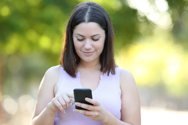 Front View Portrait Serious Woman Using Smart Phone Walking Park — Stock Photo, Image