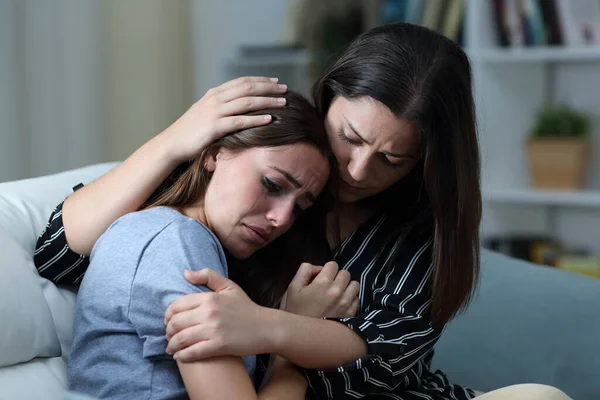 Triste Adolescente Chorando Sendo Confortado Por Sua Irmã Sofá Sala — Fotografia de Stock