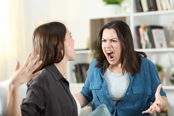 Twee Kamergenoten Ruziënd Schreeuwend Een Bank Woonkamer Thuis — Stockfoto