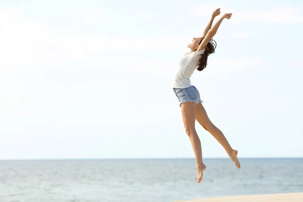 Aufgeregt Schöne Frau Mit Langen Beinen Springt Strand Und Feiert — Stockfoto