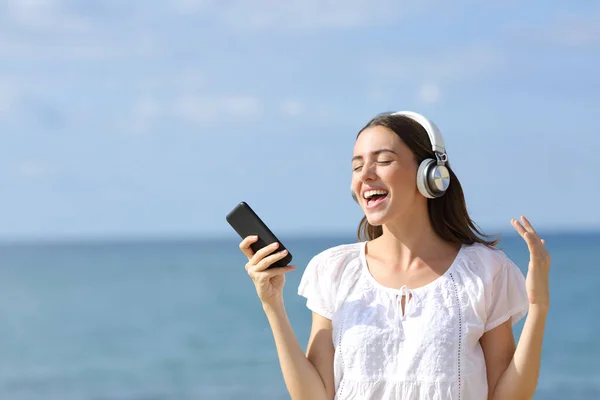 Happy Teen Sings Wearing Wireless Headphones Smart Phone Beach — Stock Photo, Image