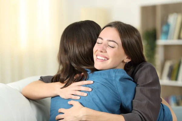Mutlu Arkadaşlar Evdeki Oturma Odasında Kanepede Sarılıyorlar — Stok fotoğraf