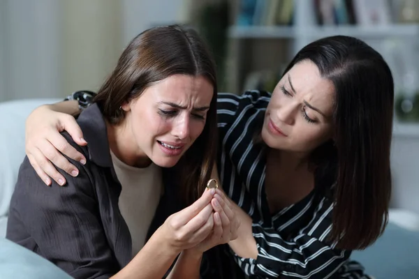 Mulher Triste Após Divórcio Sendo Confortado Por Amigo Sofá Sala — Fotografia de Stock