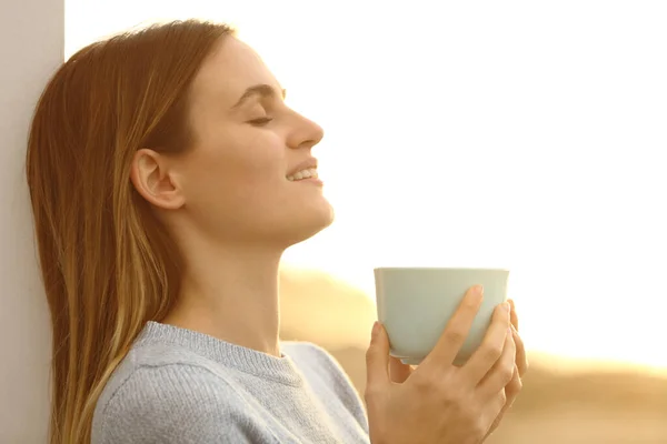 Relaxed Woman Drinking Coffee Resting Leaing Wall Beach Sunset — Stock Photo, Image