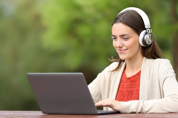 Mujer Usando Portátil Auriculares Sentados Una Mesa Del Parque Con —  Fotos de Stock