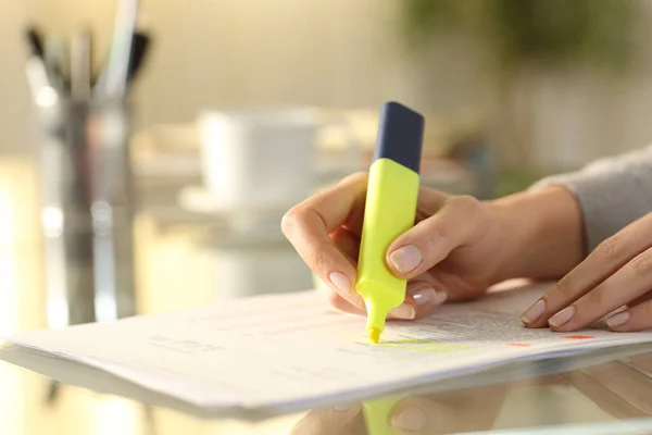 Primer Plano Una Mano Mujer Subrayando Texto Documento Con Marcador — Foto de Stock