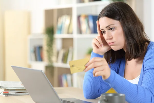 Mulher Preocupada Com Dificuldade Pagar Line Com Cartão Crédito Laptop — Fotografia de Stock