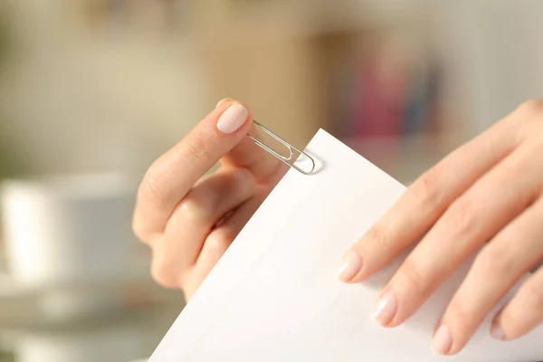 Primer Plano Las Manos Una Mujer Poniendo Clip Papel Una — Foto de Stock