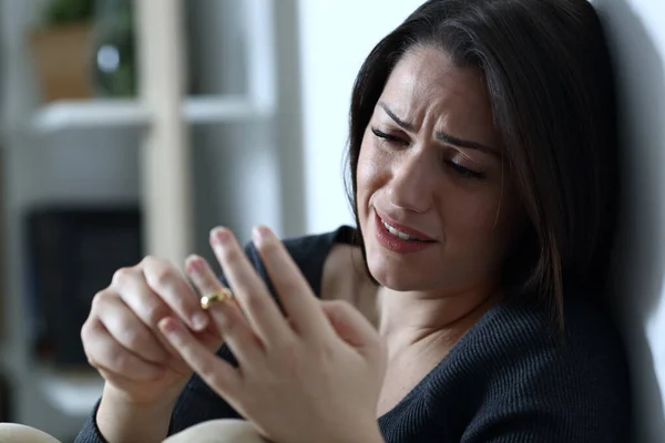 Triste Esposa Reclamando Chorando Tocando Anel Casamento Pensando Divórcio Casa — Fotografia de Stock