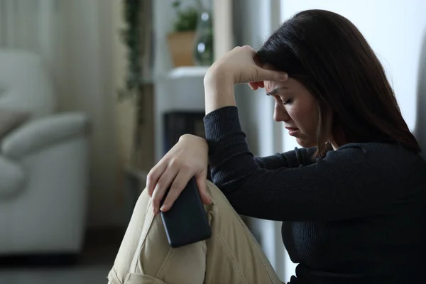 Üzgün Kadın Elinde Akıllı Bir Telefonla Gece Evde Tek Başına — Stok fotoğraf