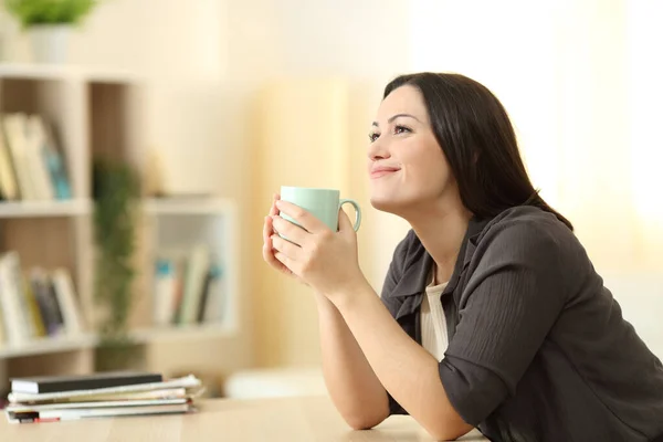 Mujer Soñando Bebiendo Café Mirando Hacia Arriba Sala Estar Casa — Foto de Stock