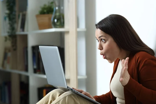 Удивлённая Женщина Проверяет Ноутбук Сидящий Полу Ночью Дома — стоковое фото