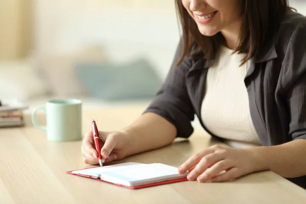 Fechar Mulher Feliz Escrevendo Agenda Uma Mesa Casa — Fotografia de Stock