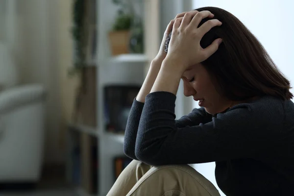 Profilporträt Einer Verzweifelten Traurigen Frau Die Sich Nachts Allein Dunkeln — Stockfoto