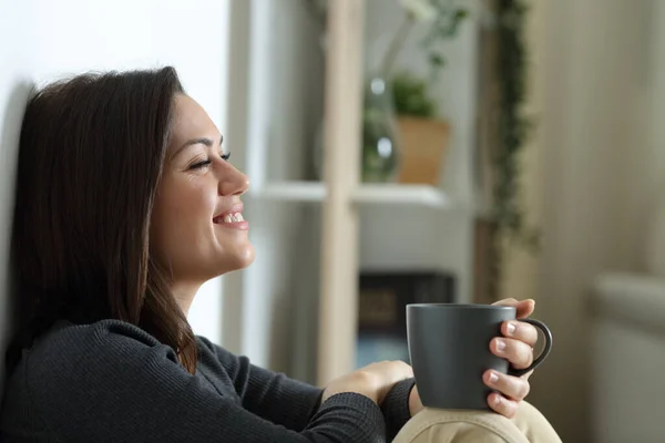 Mulher Feliz Sorrindo Sozinha Sentada Chão Casa Noite — Fotografia de Stock