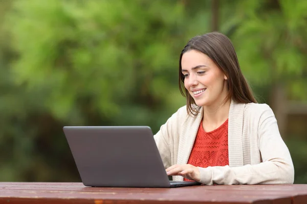Mulher Feliz Usando Laptop Sentado Uma Mesa Parque Com Fundo — Fotografia de Stock