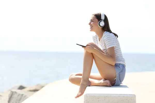 Mutlu Gençler Müzik Dinliyor Kulaklık Takıyor Akıllı Telefonlar Kumsalda Bankta — Stok fotoğraf