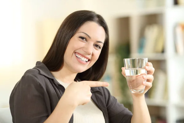 Mujer Feliz Mostrando Señalando Vaso Agua Casa — Foto de Stock