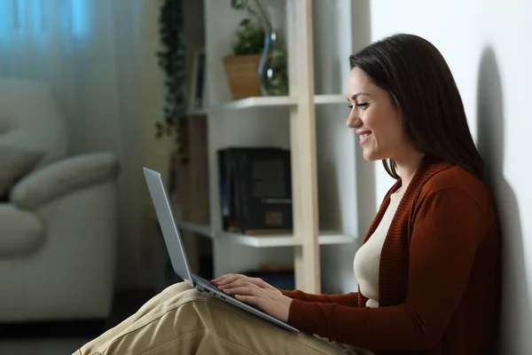 Profil Einer Glücklichen Frau Der Nacht Mit Laptop Die Hause — Stockfoto