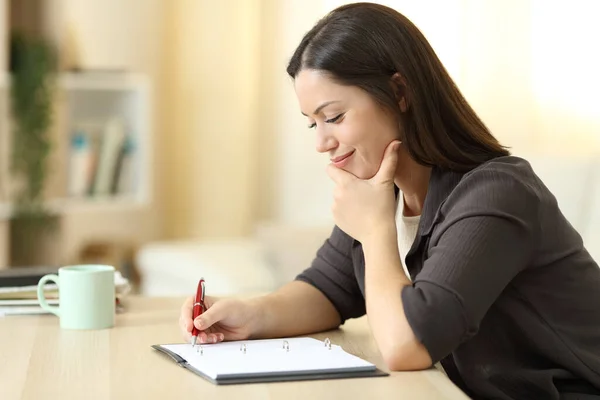 Mulher Pensativa Escrevendo Caderno Sentado Uma Mesa Casa — Fotografia de Stock