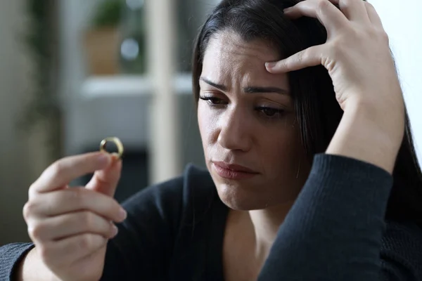 Triste Moglie Dubbioso Guarda Fede Nozze Pensando Divorzio Solo Casa — Foto Stock