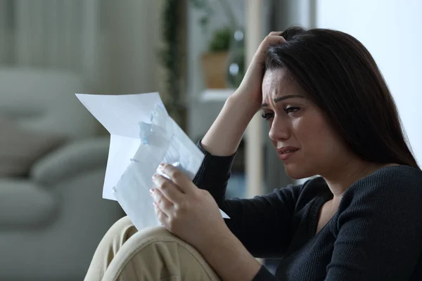 Mujer Triste Leyendo Una Carta Quejándose Sola Casa Noche —  Fotos de Stock