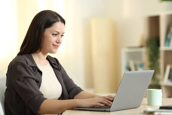 Vrouw Gebruikt Een Laptop Thuis Zittend Met Warm Licht — Stockfoto