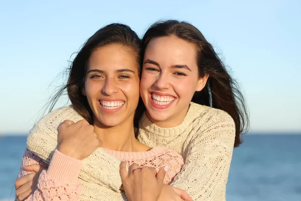 Retrato Dos Amigos Felices Mostrando Una Sonrisa Perfecta Playa —  Fotos de Stock