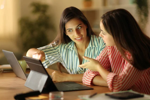 Två Tele Arbetare Talar Arbete Natten Hemma — Stockfoto