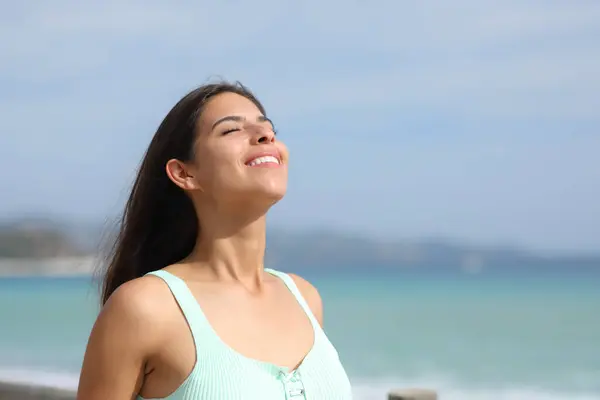 Happy Woman Smiling Breathing Fresh Air Beach Summer — Stock Photo, Image