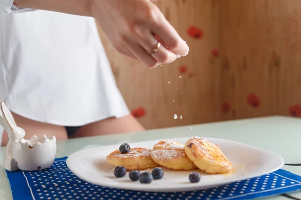 Female Hand Sprinkling Powdered Sugar Traditional Syrniki Cottage Cheese Pankaces — Stock Photo, Image