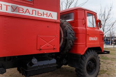 İzmail, Ukrayna - 19 Ocak 2020. Kırmızı acil durum arabası. Ukraynaca yazı - İzmail, Kurtarıcı