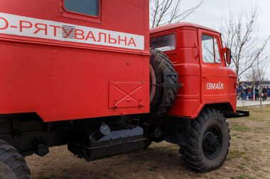 İzmail, Ukrayna - 19 Ocak 2020. Kırmızı acil durum arabası. Ukraynaca yazı - İzmail, Kurtarıcı