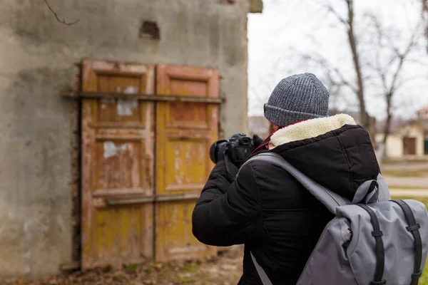 Man Met Warme Jas Pet Met Rugzak Die Naar Achteren — Stockfoto