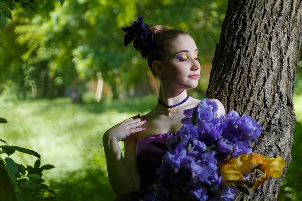 Ritratto Una Ragazza Con Fantasia Creativa Make Tenendo Bouquet Fiori — Foto Stock