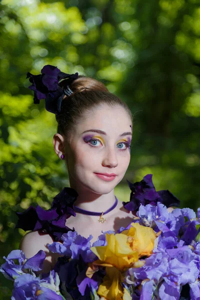 Retrato Uma Menina Com Maquiagem Criativa Fantasia Segurando Flores Íris — Fotografia de Stock