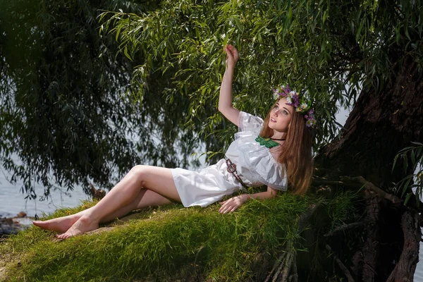 Прекрасна Дівчина Білій Сукні Квіти Віють Зеленій Вербі Липня Традиційне — стокове фото