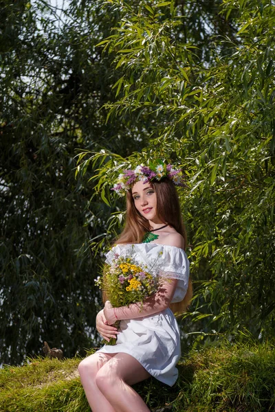 Menina Bonita Vestido Branco Grinalda Segurando Buquê Flores Campo Fundo — Fotografia de Stock