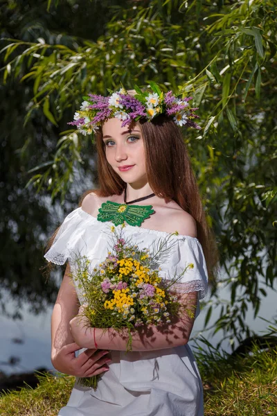 Beautiful Girl White Dress Wreath Holding Field Flowers Bouquet Green — Stock Photo, Image